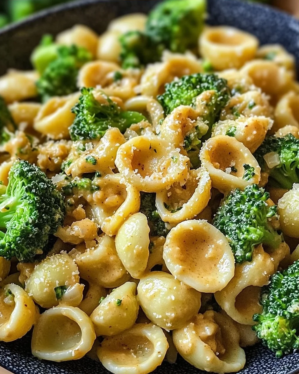 Cremige Erdnuss Brokkoli Orecchiette Pasta