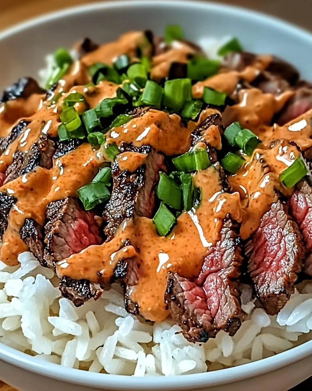 Koreanisches BBQ Steak Reis Schalen mit scharfer Sauce