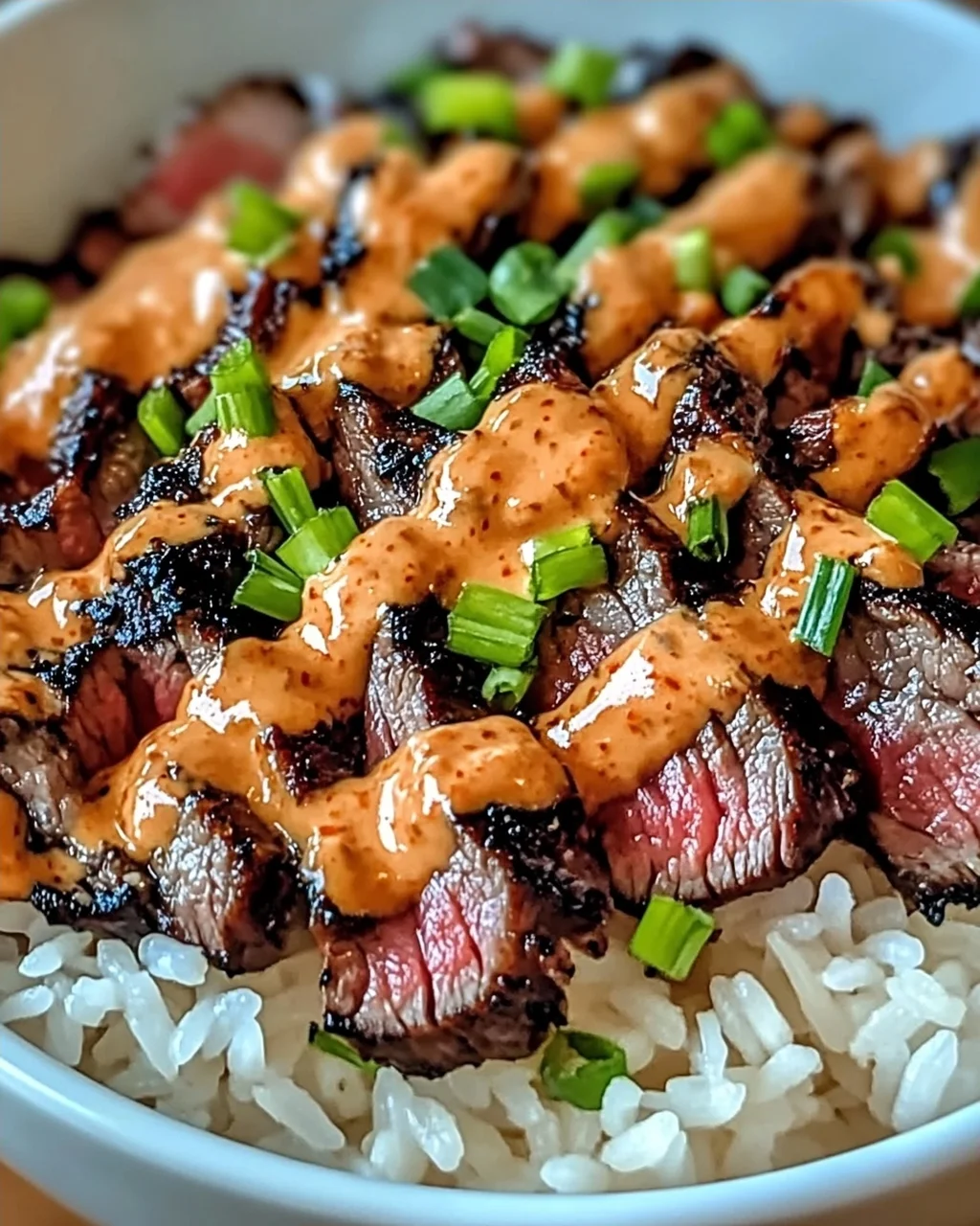 Koreanisches BBQ Steak Reis Schalen mit scharfer Sauce