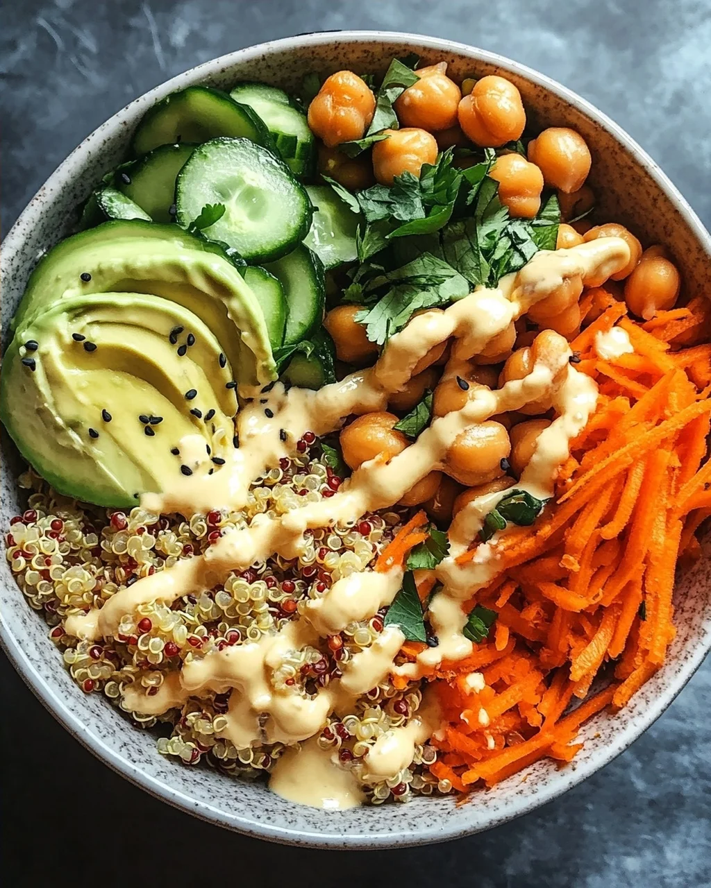 Quinoa-Gemüse-Bowl mit Tahini-Dressing